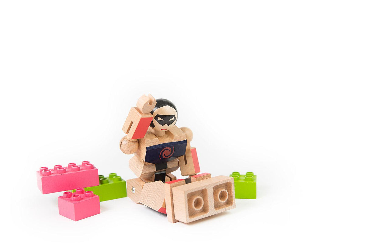 wood-action-figure-playhard-